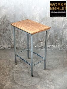 Dieser vintage Industrie Tisch kann auch als vintage Stehpult verwendet werden. works berlin restauriert und verkauft industriemöbel höchster Qualität. Echt! Vintage!